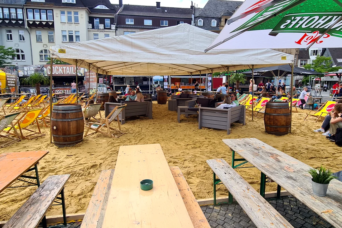 Ausstattung unter dem geöffneten Zelt