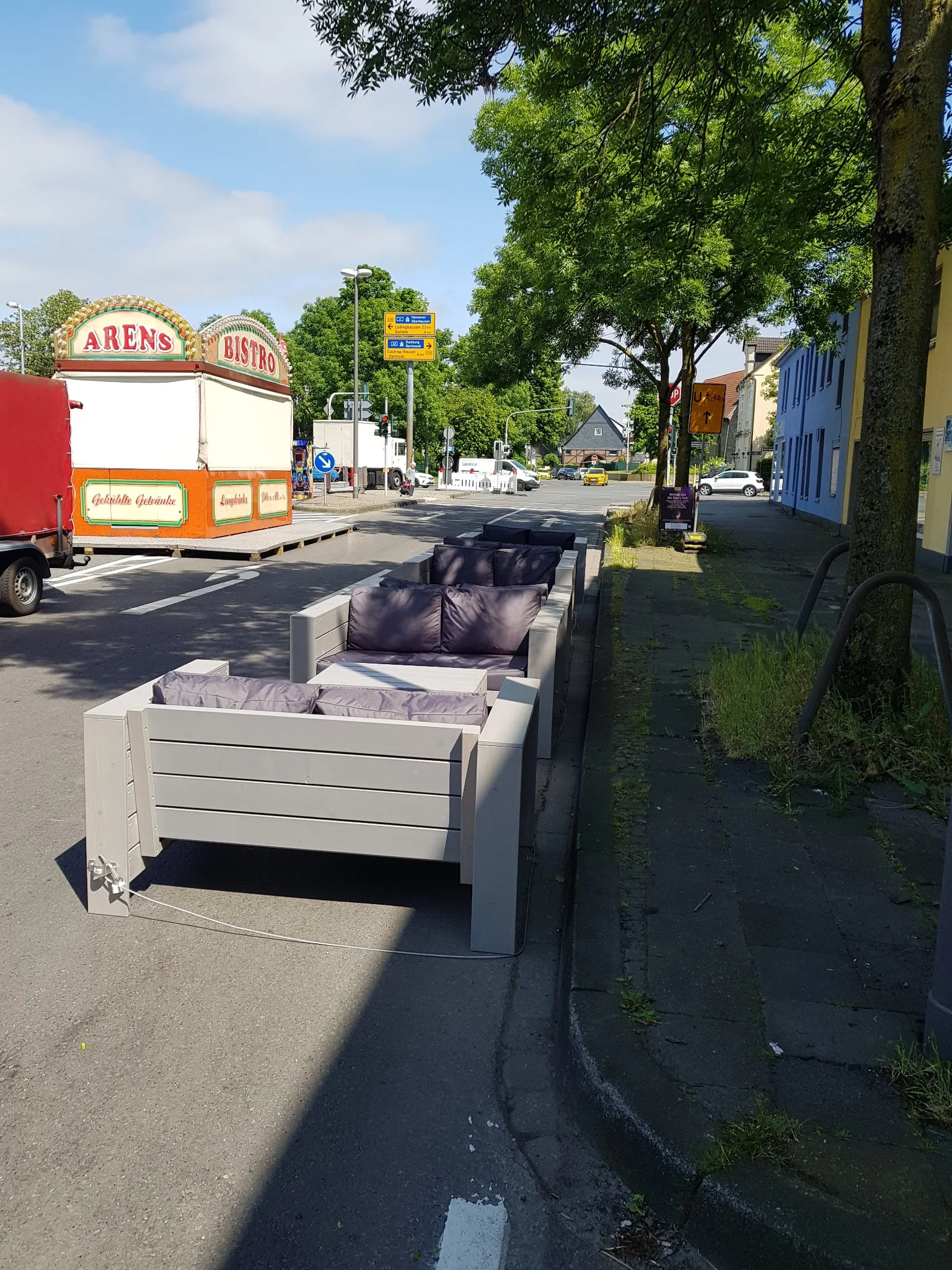 Lounge-Möbel entlang der Veranstaltungsfläche