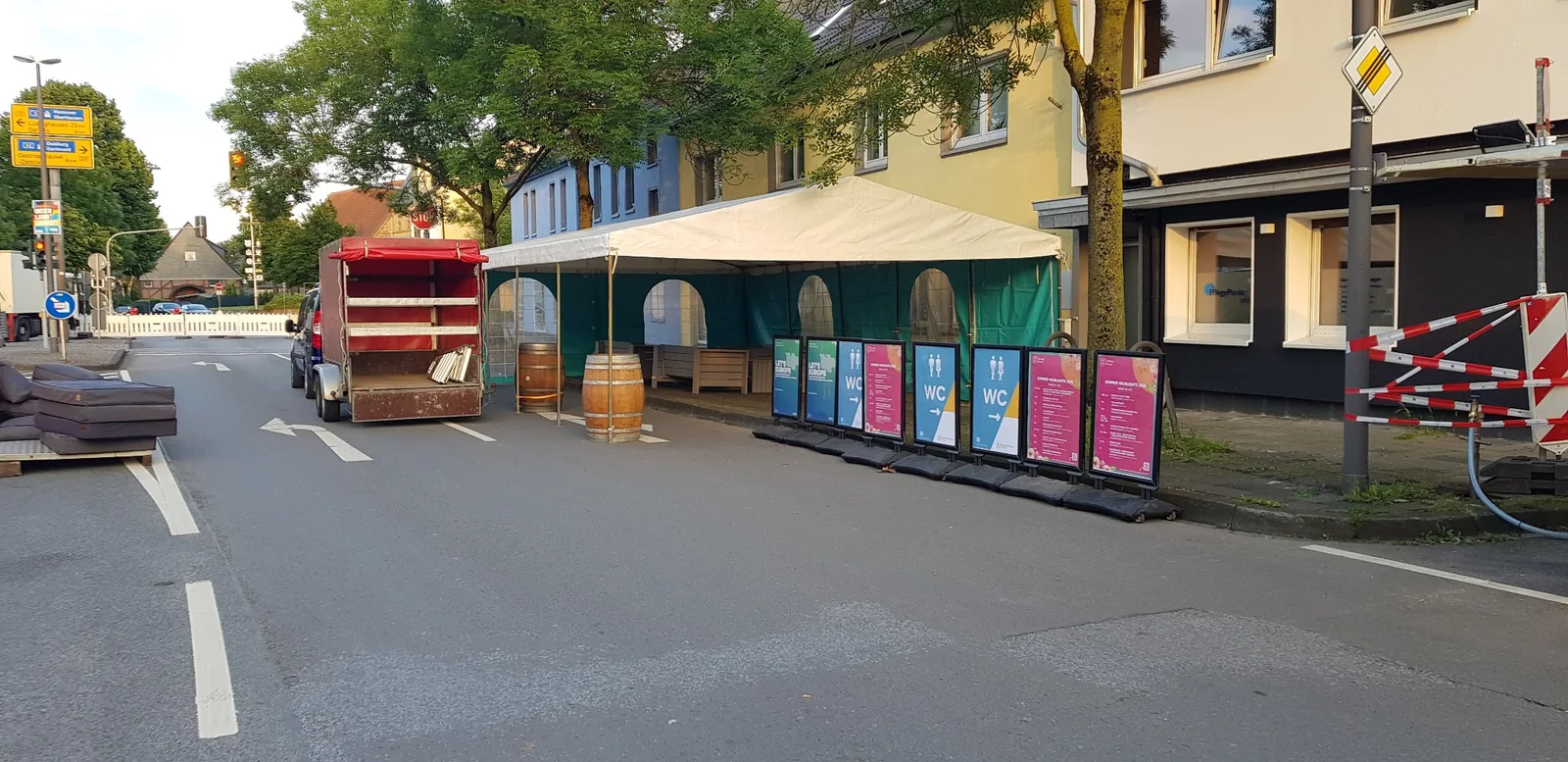 Veranstaltungszelt mit Lounge-Möbeln und Fass-Stehtischen