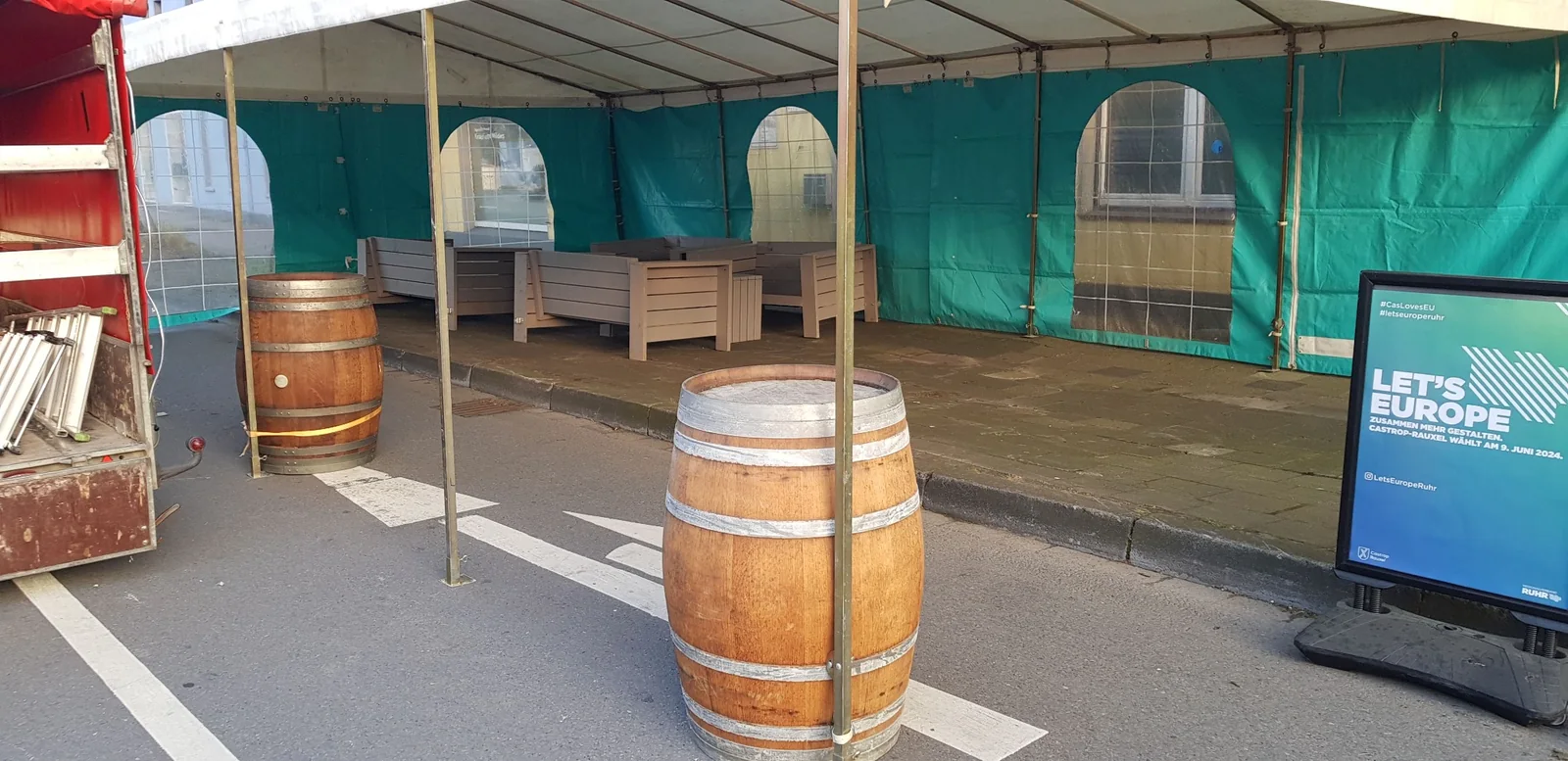 Lounge-Möbel unter dem Veranstaltungszelt