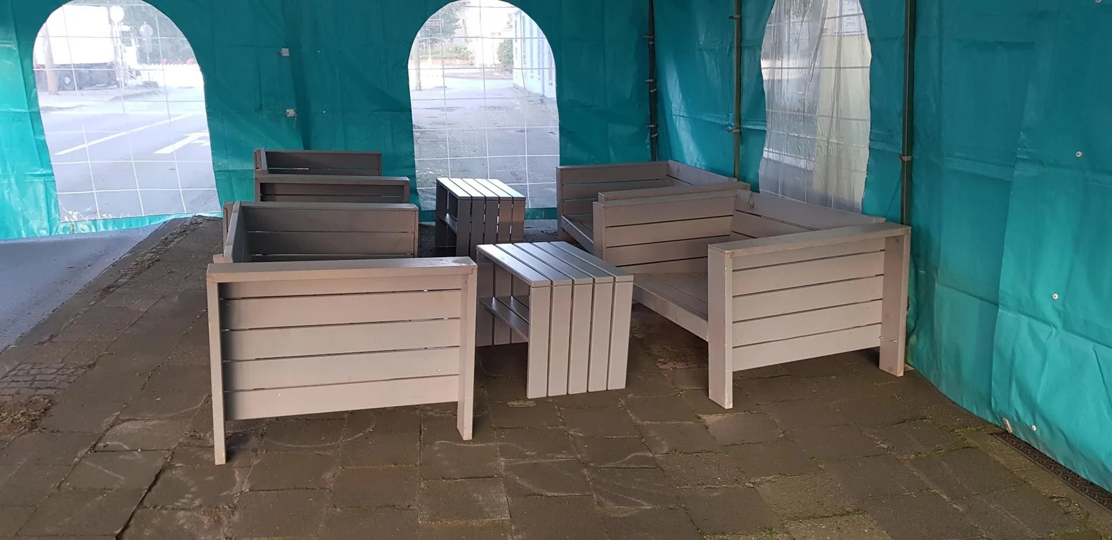 Eingerichteter Lounge-Bereich im Zelt