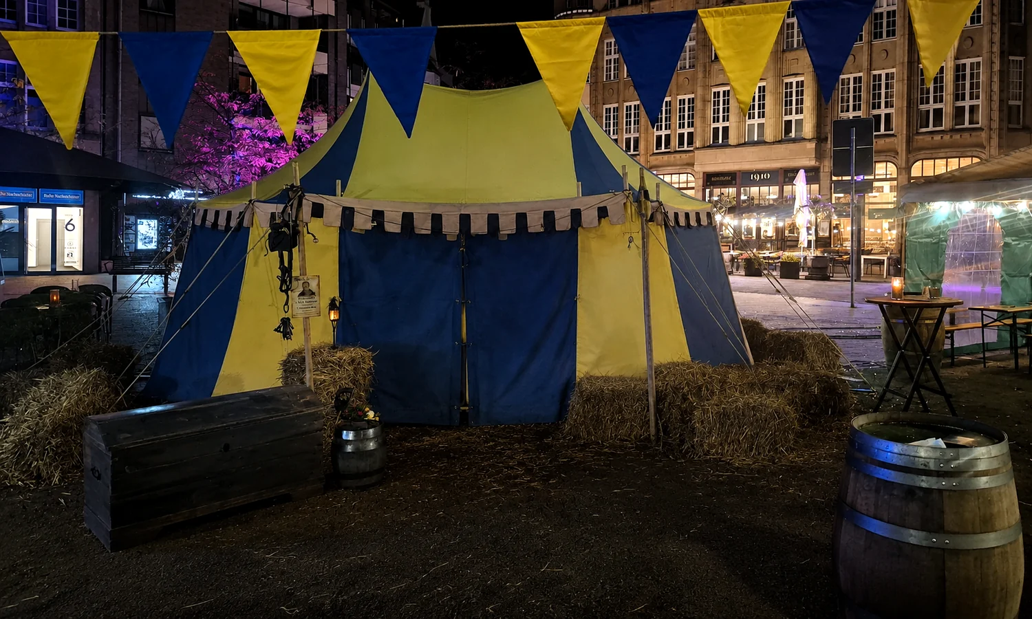 Blau-gelbes Mittelalterzelt auf einer abendlichen Veranstaltung