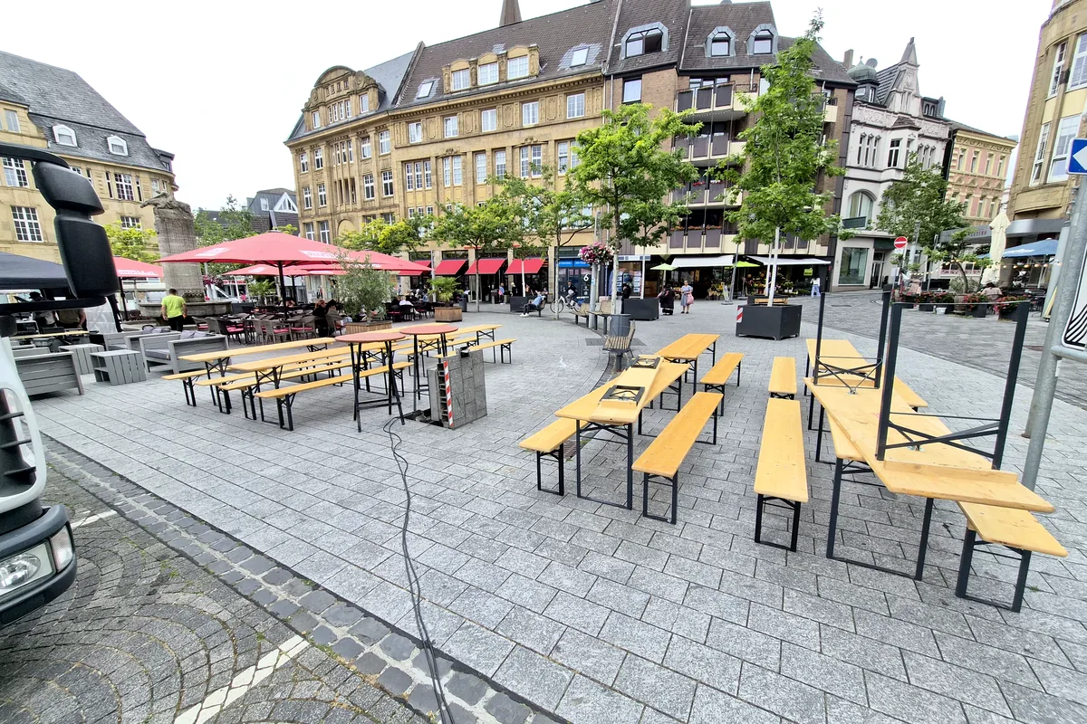 Bierzeltgarnituren auf der vorbereiteten Fläche