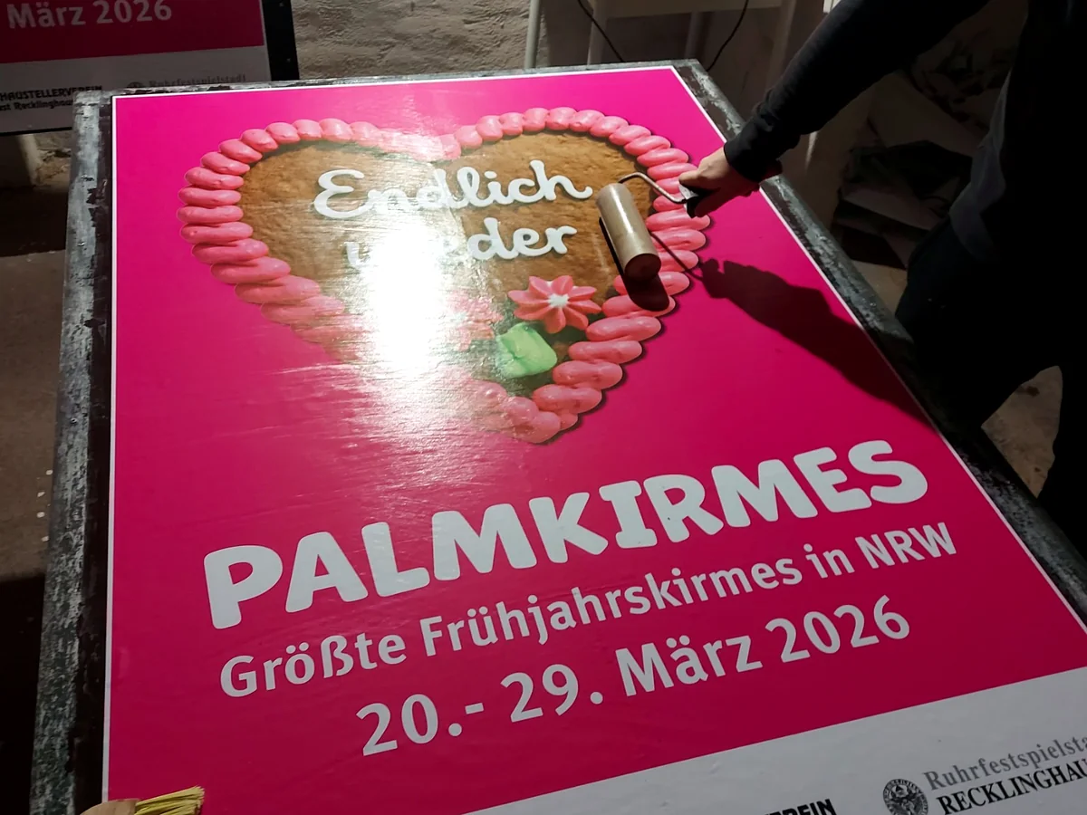Aufbringen eines Veranstaltungsplakats für die Palmkirmes 2026