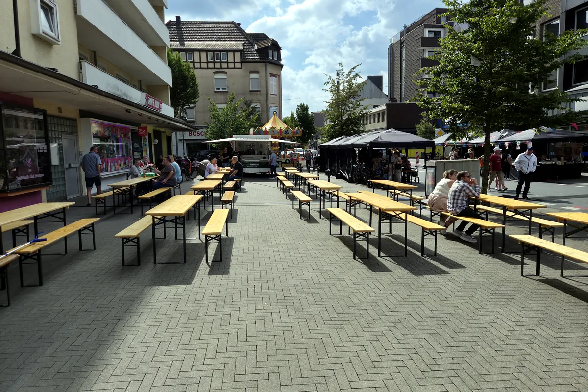 Aufgestellte Bierzeltgarnituren